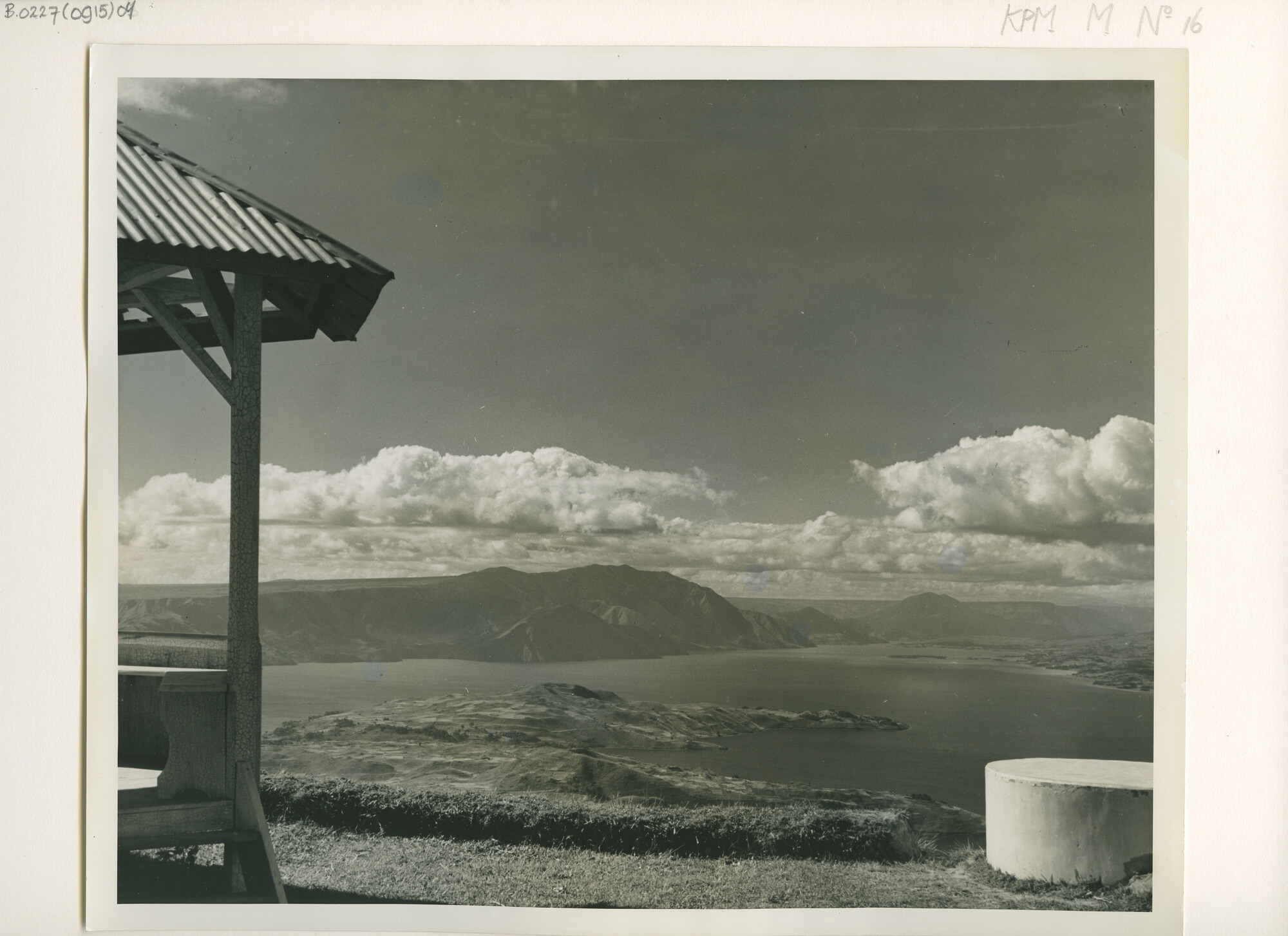 B.0227(0915)04; Landschapsfoto: uitzicht over het Toba Meer vanaf Hoeta Gindjang (Sumatra); foto