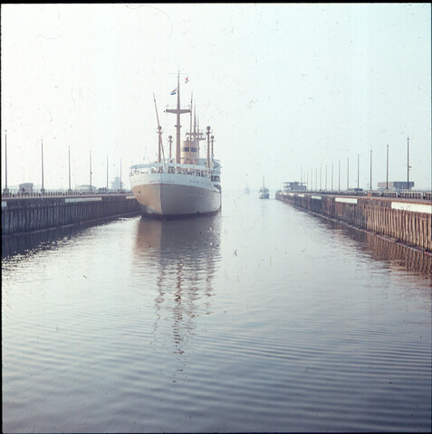 S.9100(0491); Het vrachtschip ms. 'Amstelland'; diapositief