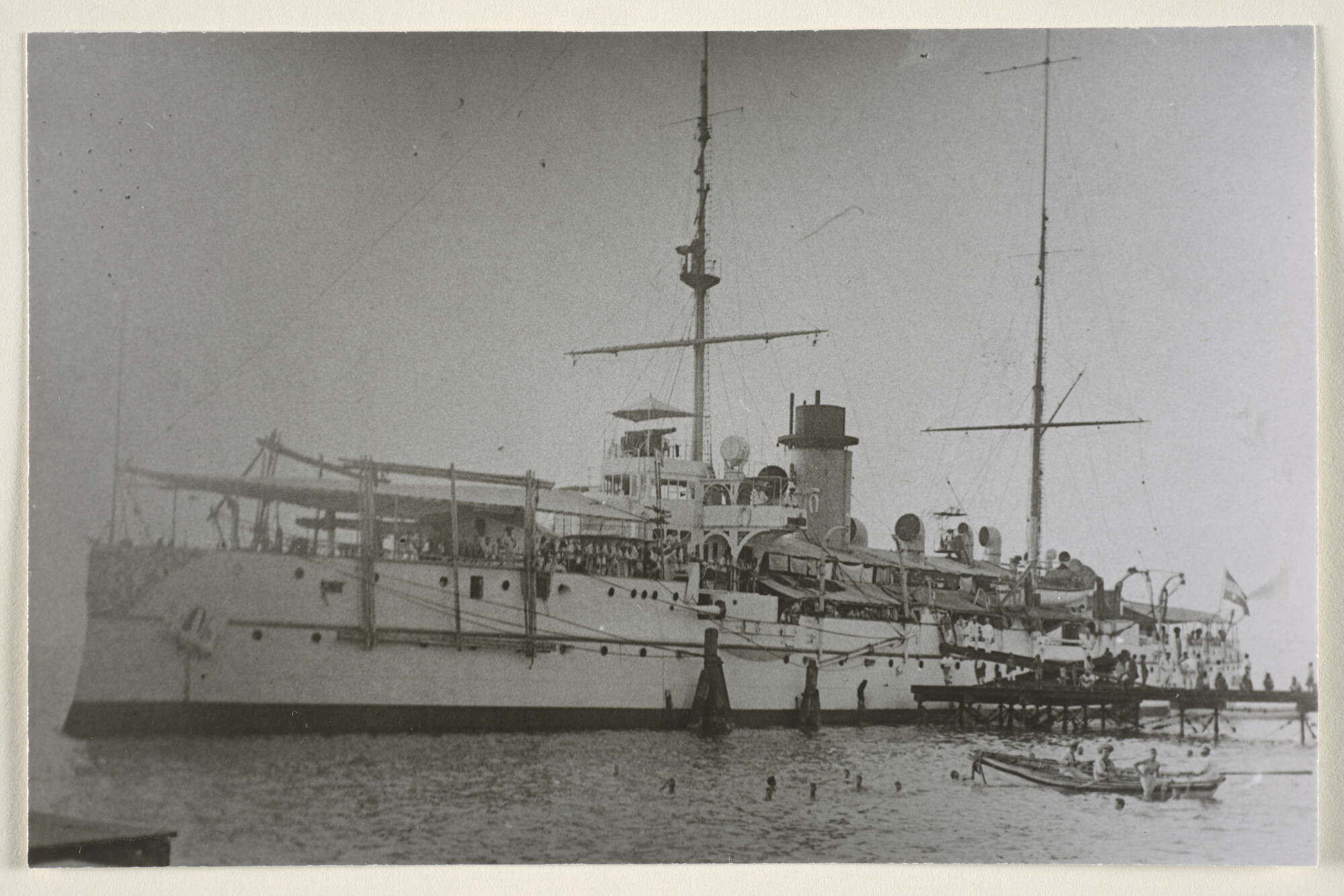 1995.1341; Het pantserschip Hr.Ms. 'Marten Harpertsz Tromp' bezig met het laden van steenkool aan de steiger te Makassar (Celebes); foto