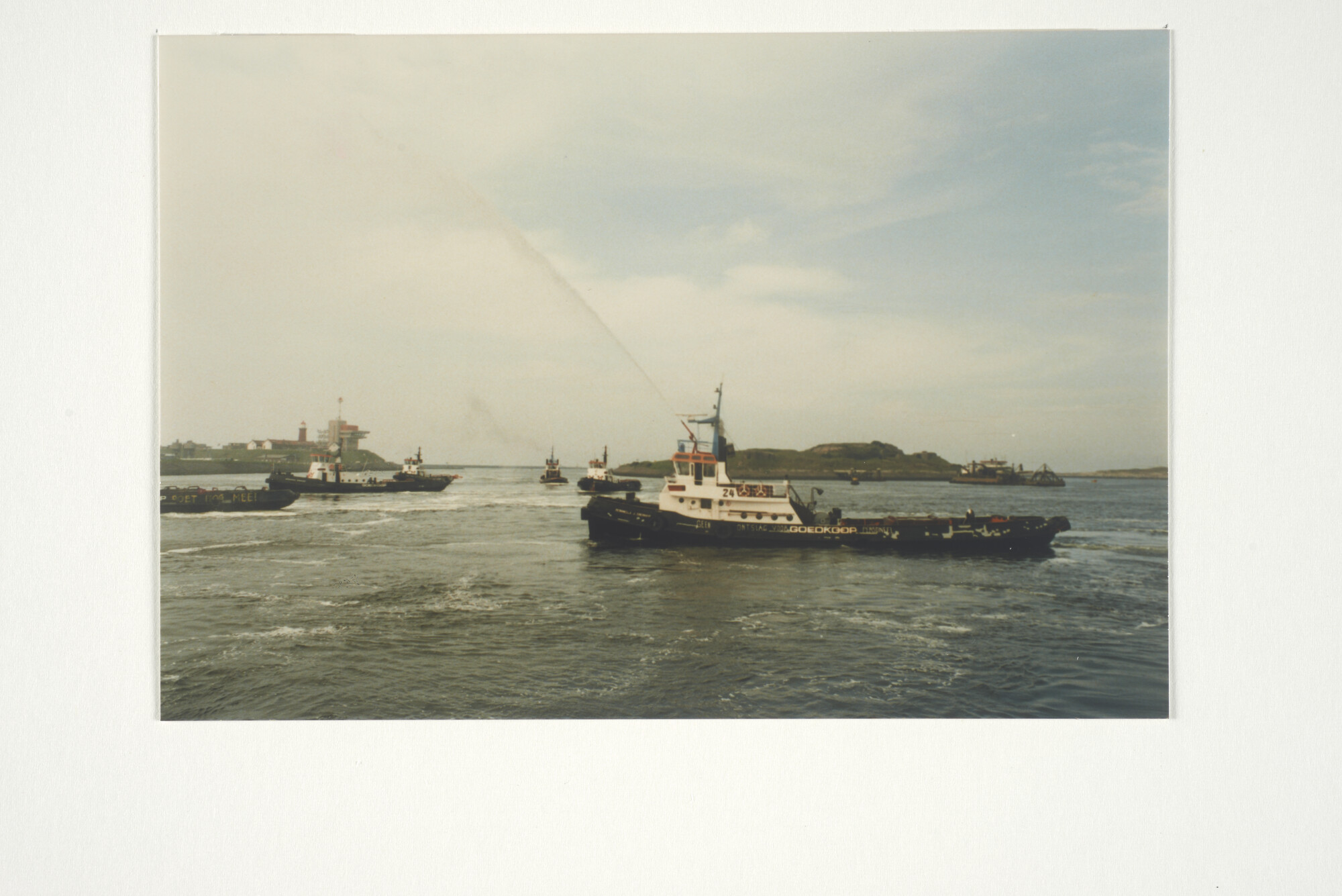 2001.1688; Passage van de sluis in IJmuiden en protest voor de sluizen tijdens de [...]; fotoreportage