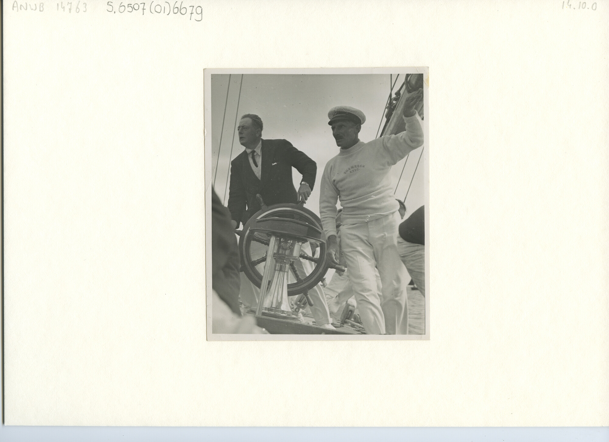 S.6507(01)6679; R. Fairey en andere man aan boord van zeilboot; foto