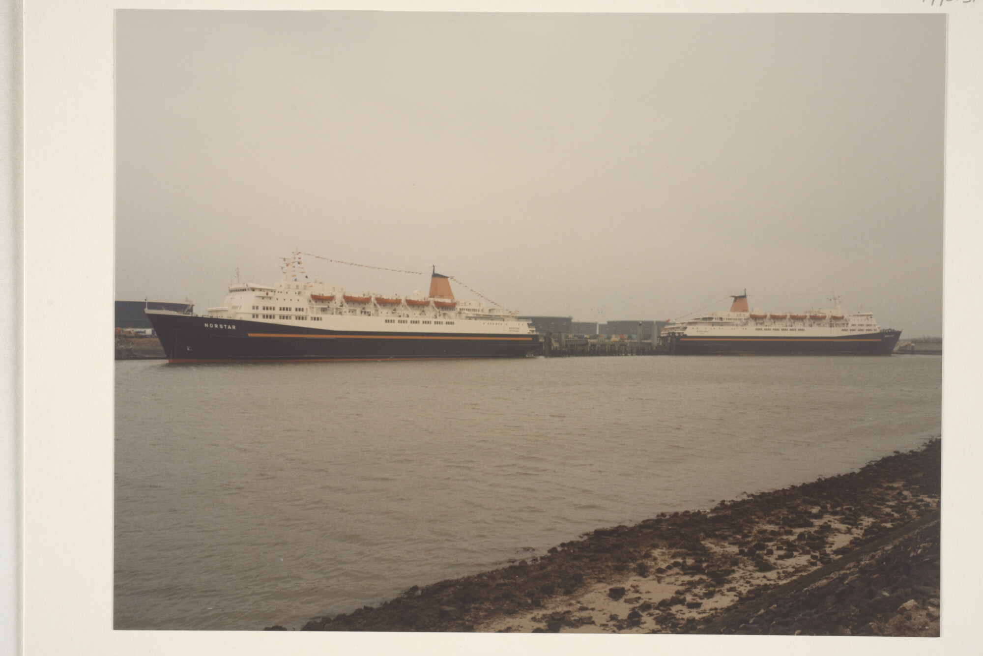 1996.3161; Kleurenfoto van de carferry ms. Norland en Norstar van Nort Sea Ferries [...]; foto