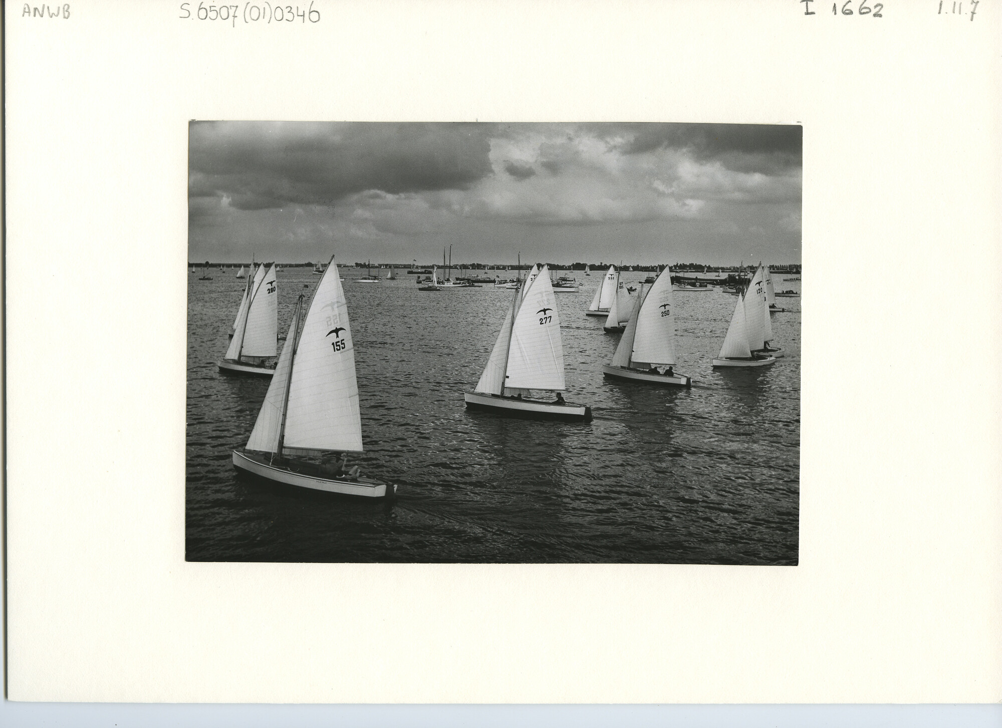 S.6507(01)0346; Hardzeildag Sneekweek 1956: Valkenklasse A kort na de start; foto