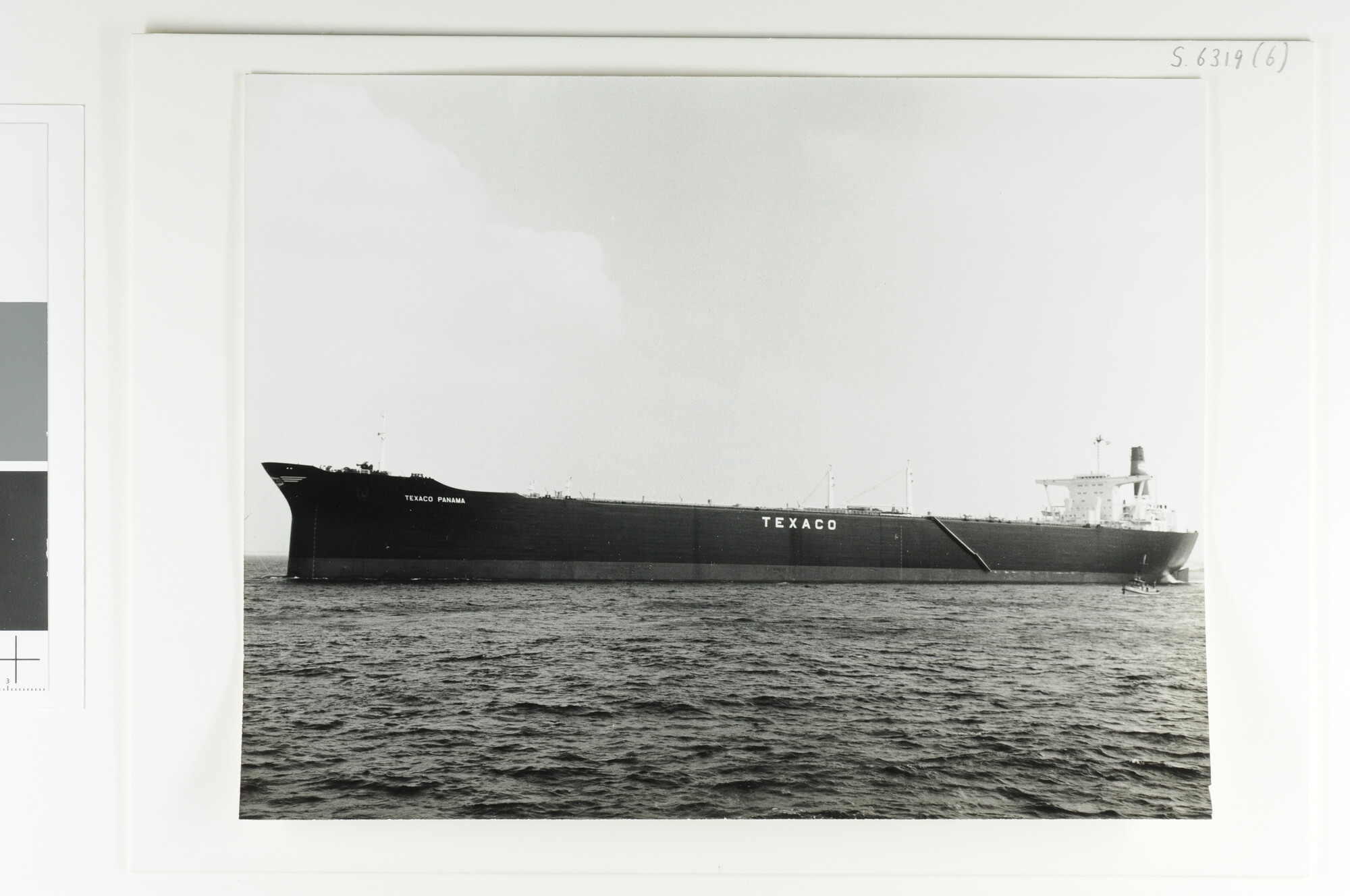 S.6319(06); De mammoettanker Texaco Panama gezien bij vertrek naar zee vanuit IJmuiden; foto