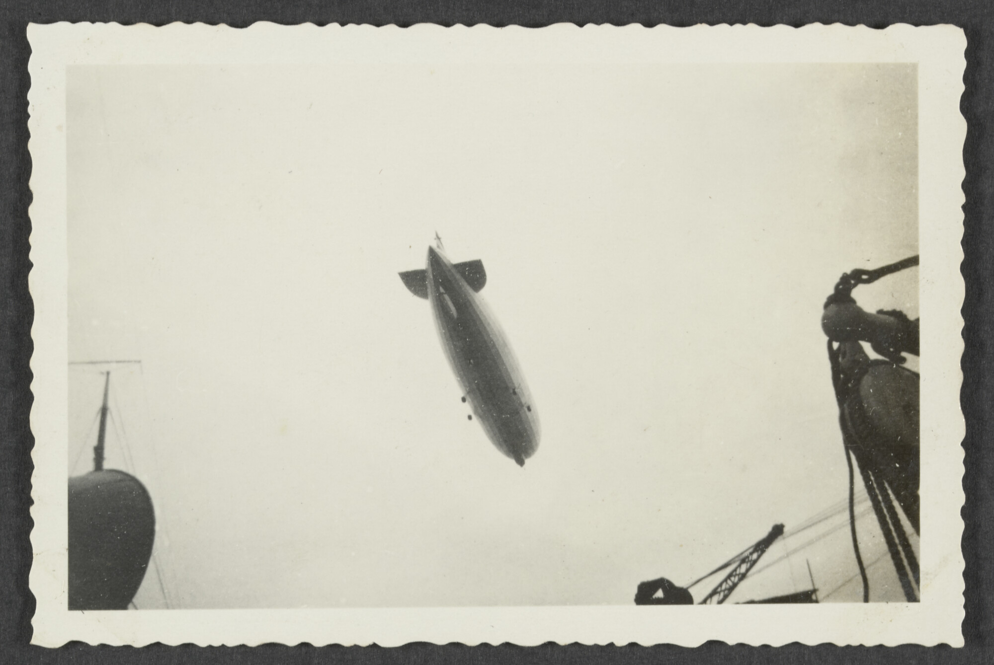2024.3863; Zwart-wit foto van een overvliegende zeppelin in Rio de Janeiro; foto
