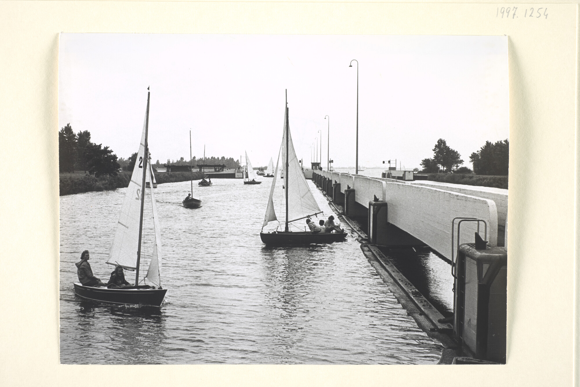 1997.1254; Zeilboten laveren in de sluis van het Prinses Margrietkanaal bij Terhorne; foto