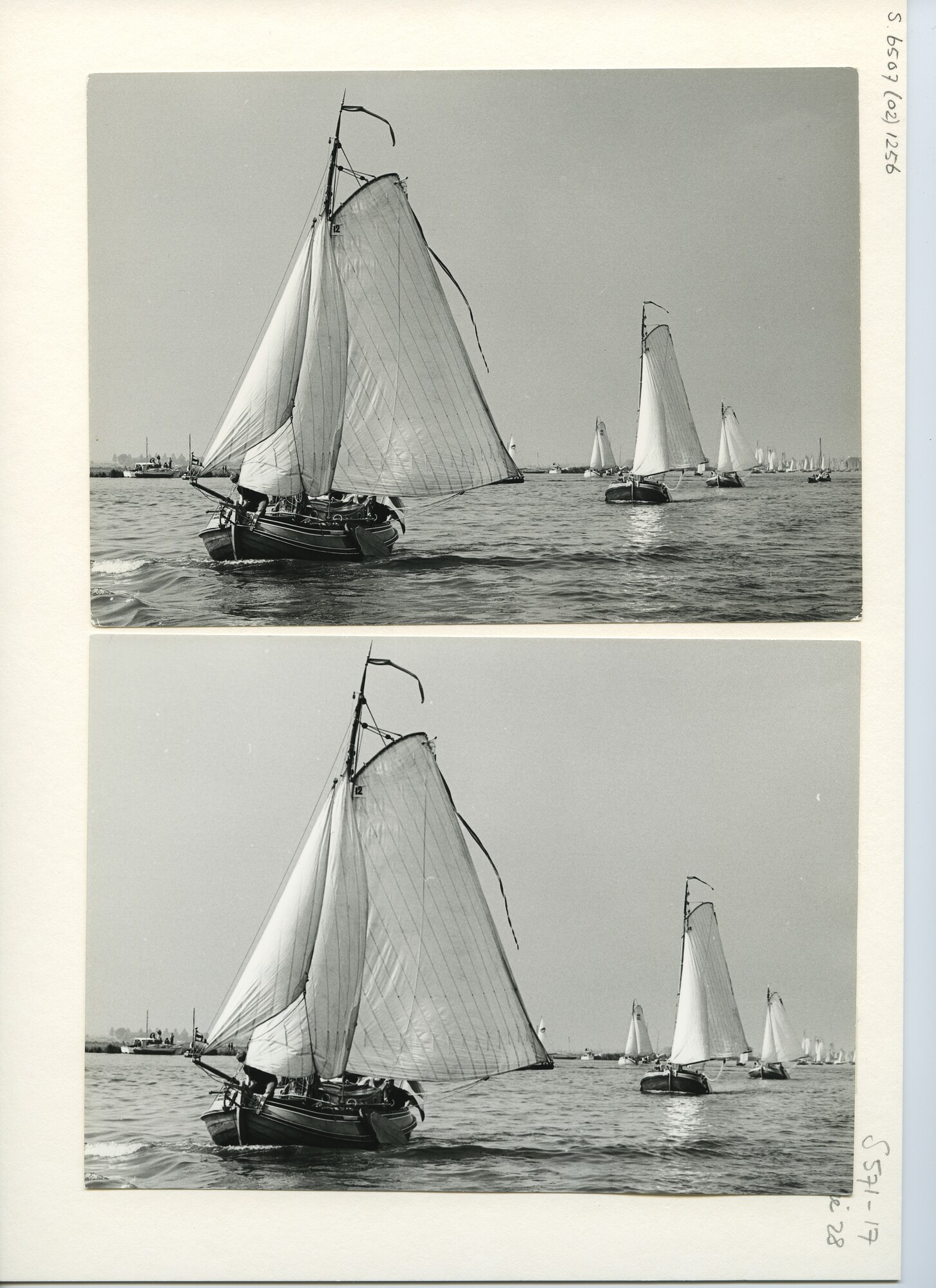 S.6507(02)1256.02; Zwart-wit foto van het admiraalzeilen tijdens de reunie van ronde en platbodemjachten te Sneek; foto