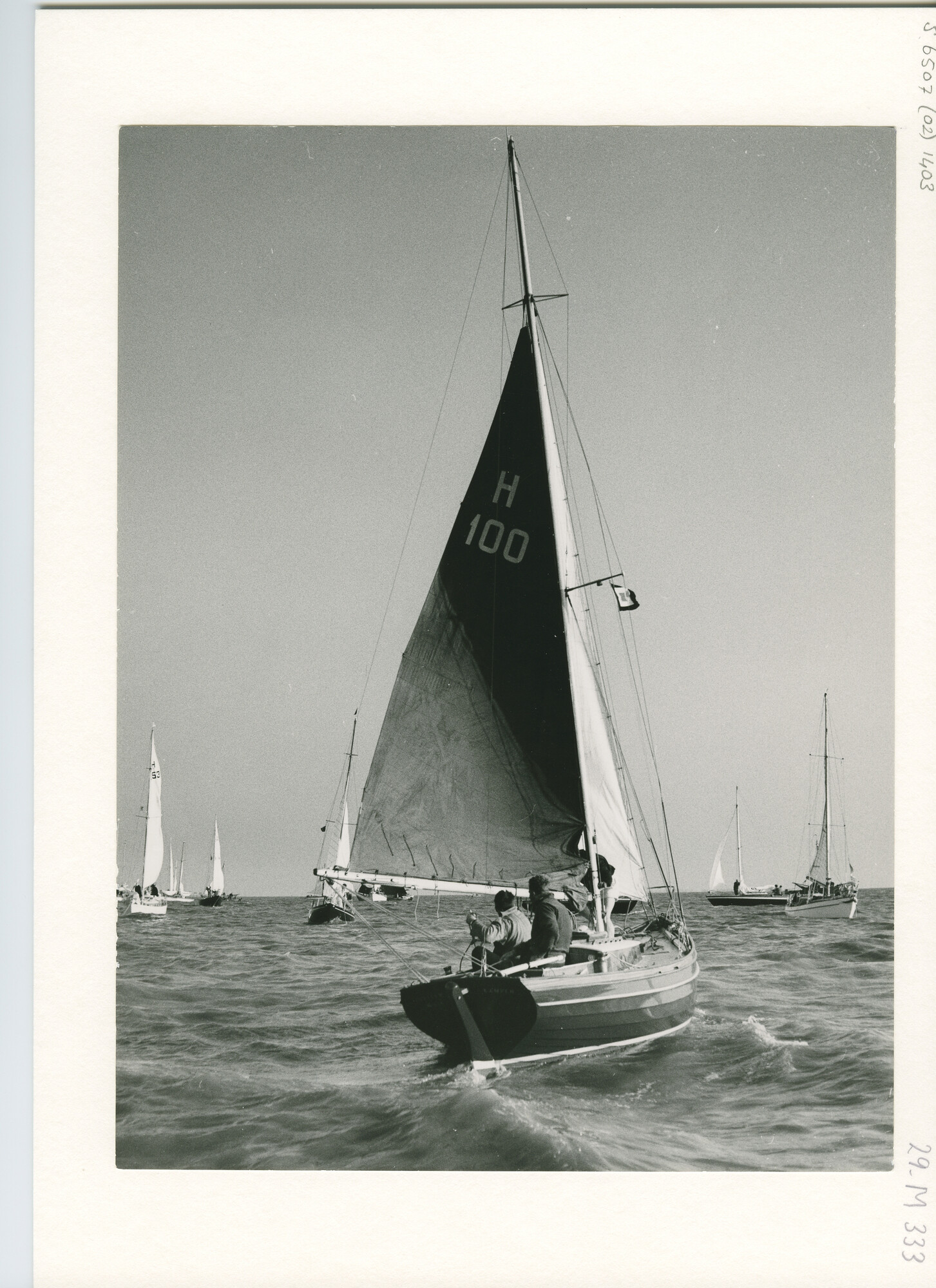 S.6507(02)1403.02; Zwart-wit foto van jachten tijdens de 100-Mijlrace op het IJsselmeer met een frisse bries; foto