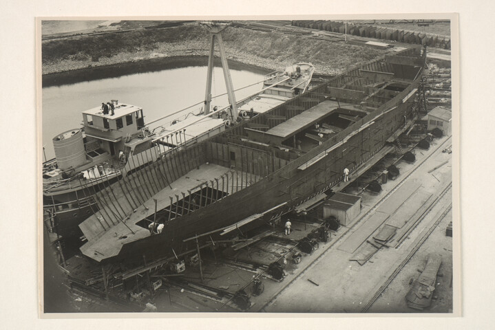 S.5219(12)0152; Foto's van de op de dwarshelling van de ASM in aanbouw zijnde Ierse vrachtschip ms. 'Balleygalley Head' gezien vanuit de hijskraan; fotoreportage