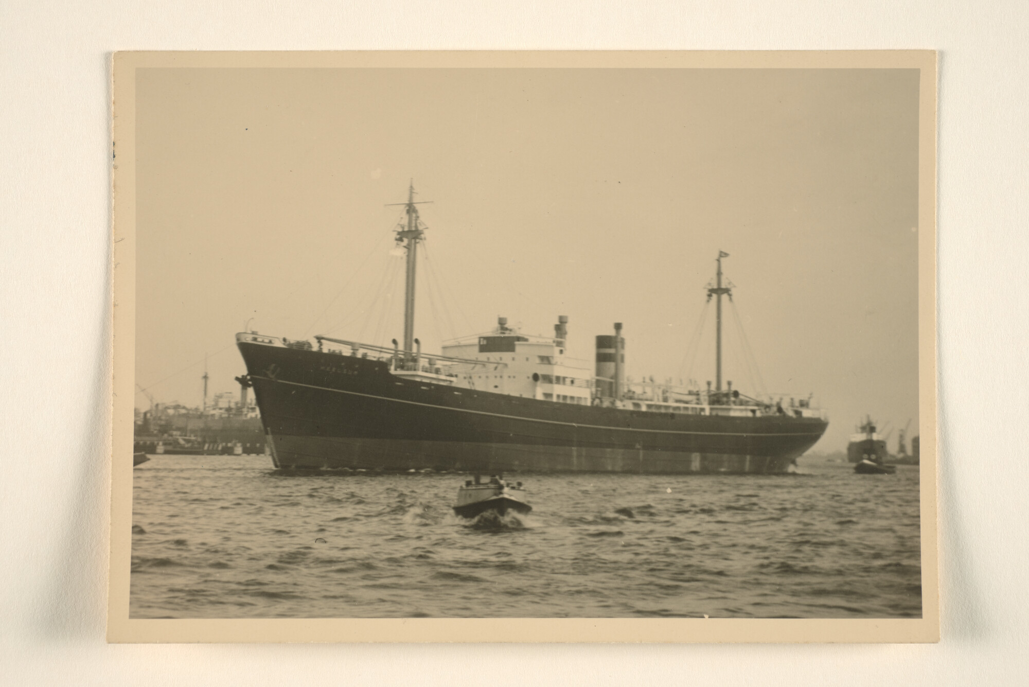 1996.0539; Foto's van het vertrek van het vrachtschip ms. 'Heelsum' van de Stoomvaart Maatschappij 'Oostzee' uit de haven van Amsterdam [...]; fotoreportage