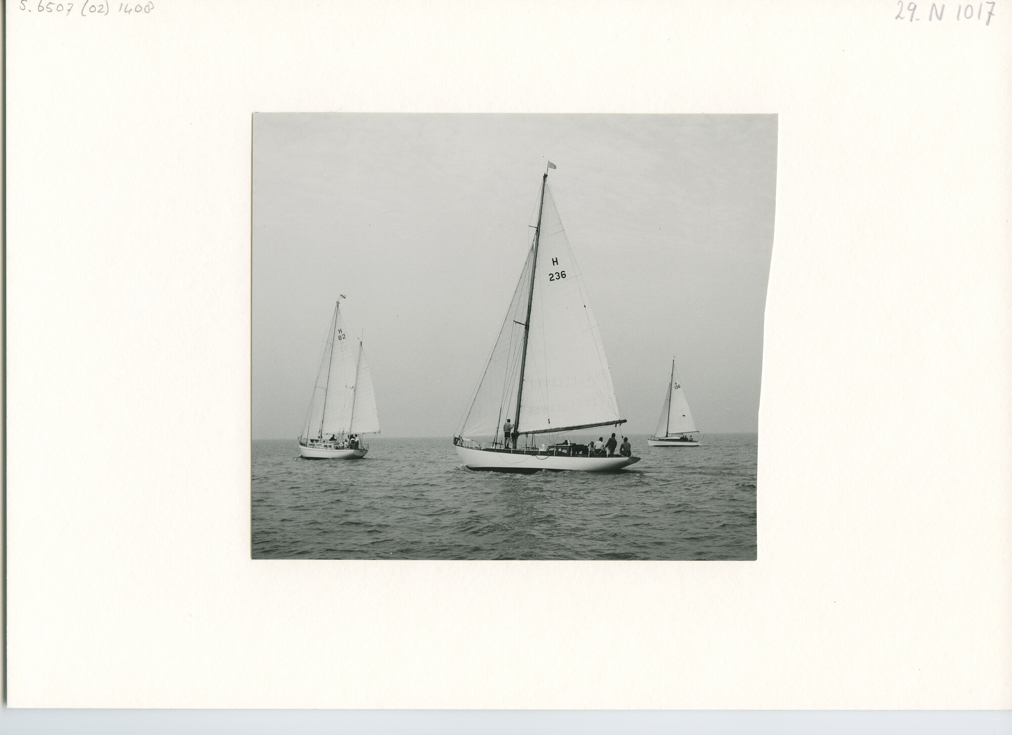 S.6507(02)1408.03; Zwart-wit foto van de start van de Nachtwedstrijd op het IJsselmeer; foto