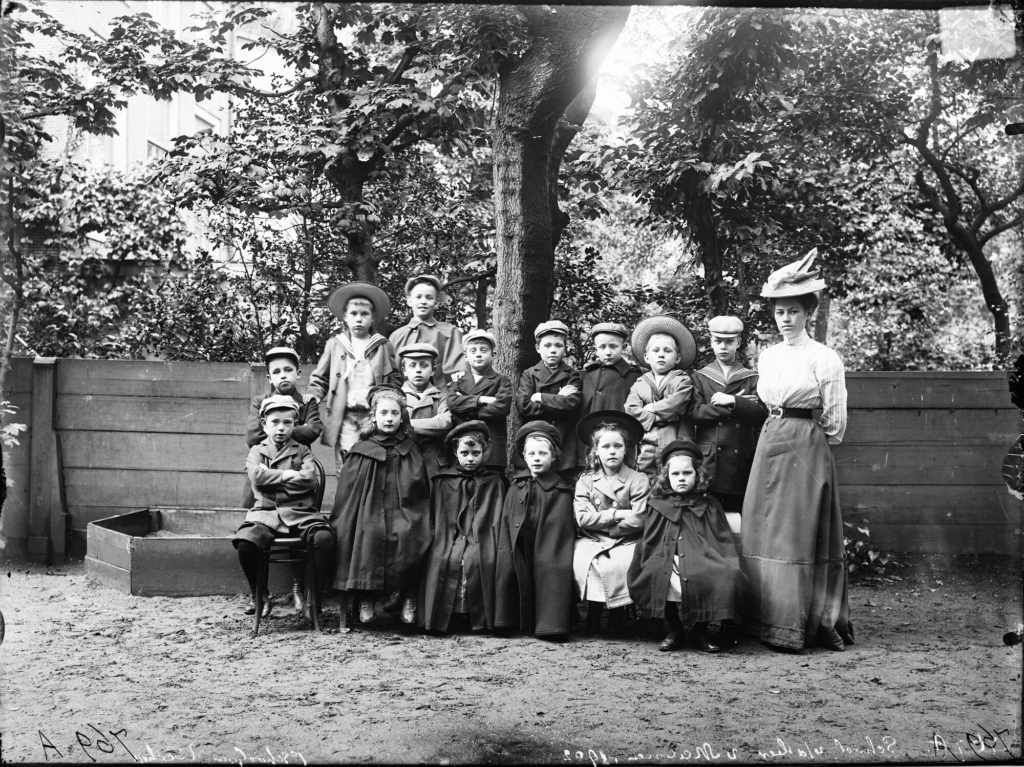 S.1156(06)396; Negatief van een groepsportret genomen tijdens het eerste schooljaar van Wicher Meursing op de school van de Heer van Maanen, 1902; negatief