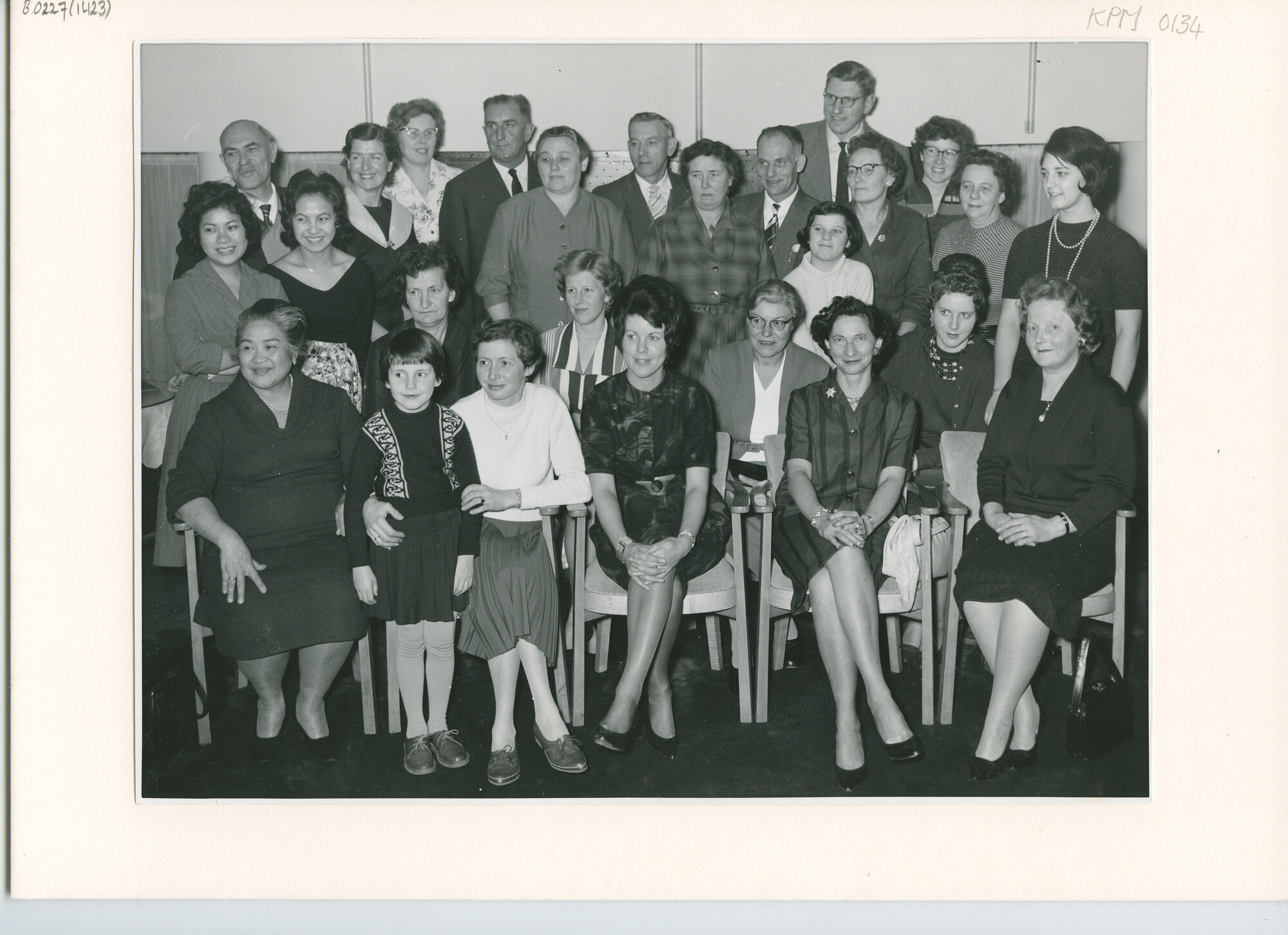 B.0227(1423); Zwart-wit foto van een groep aanwezigen tijdens een uitzending van Radio Nederland Wereldomroep van het programma "Het Schip van de Week"; foto