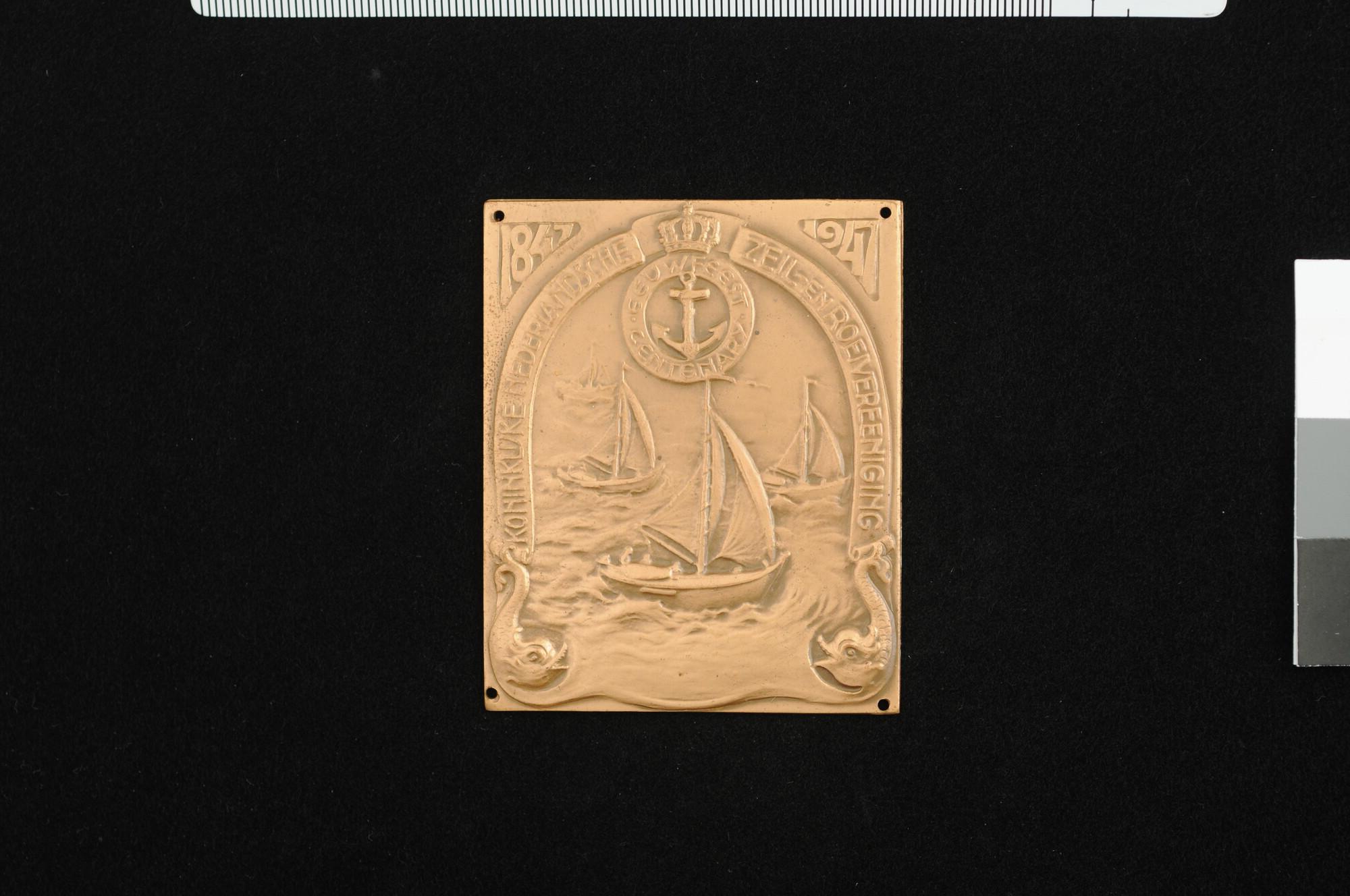 1989.0022-2; Plaquette op het 100-jarig bestaan van de Koninklijke Nederlandsche Zeil- en Roeivereeniging, 1947; plaquette