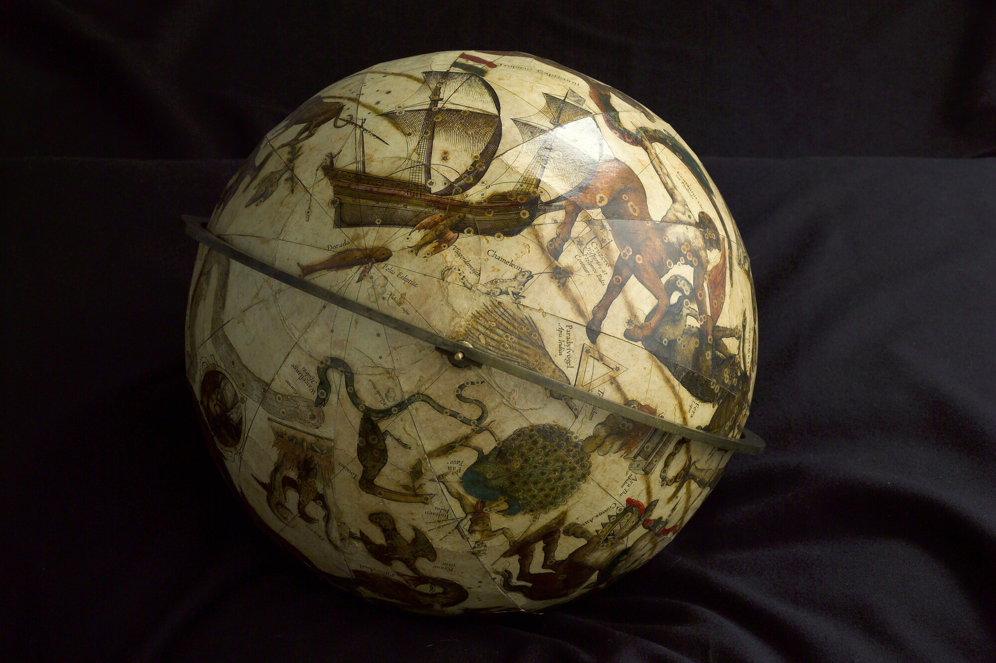 A.0942; Hemelglobe van 35,5 cm doorsnede door Jodocus Hondius (1563 - 1612), Amsterdam, 1600; globe