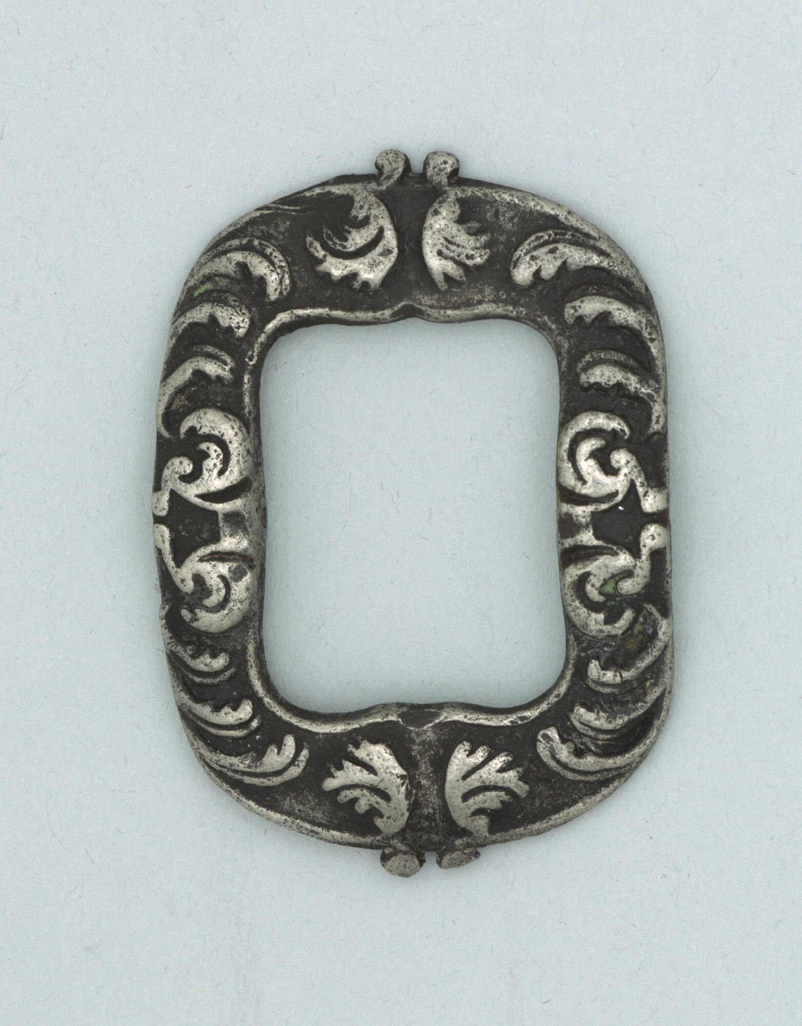 A.4699; Tinnen schoengesp; gesp (bevestigingsmiddel)