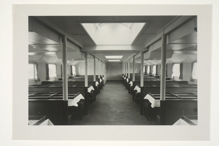 S.5219(12)0707; Interieurfoto's genomen aan boord van het passagiersschip (vluchtschip) Willem I (ex- LCT 443): machinekamer en de eetzaal; fotoreportage