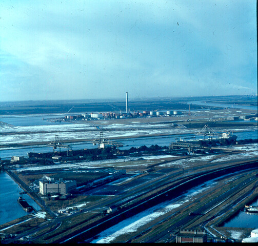 S.9100(3123); Dia van het Overslag Bedrijf Amsterdam (OBA) vanaf de schoorsteen van de Hemweg Centrale; diapositief
