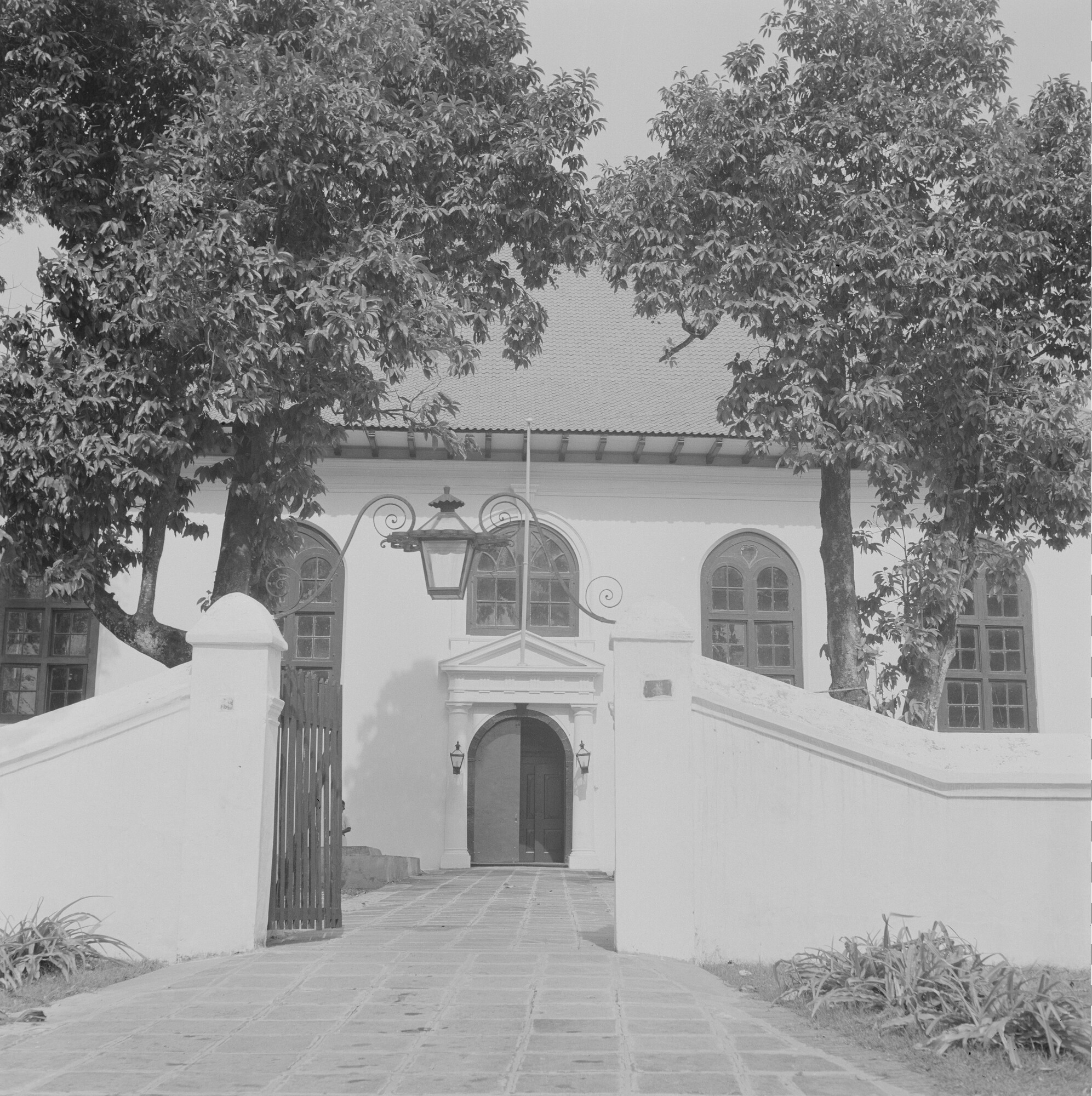 2015.3080; Negatief van de toegangspoort van de Portugese Buitenkerk in Batavia (Jakarta); negatief