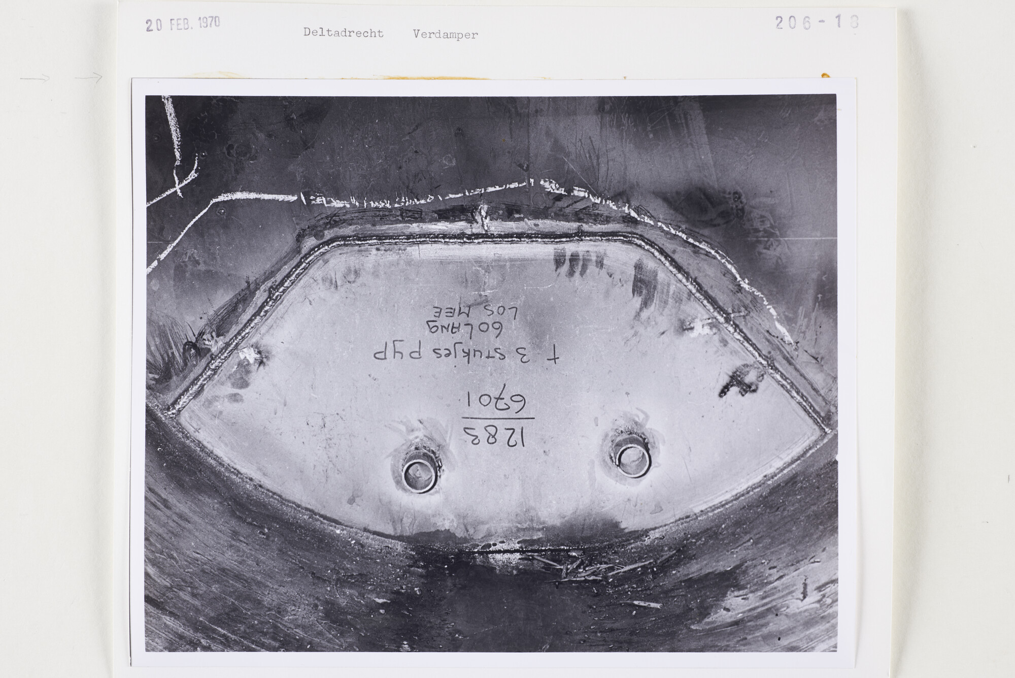 S.5444(5093)6; Foto van schade aan de verdamper van de bulkcarrier ms. Deltadrecht van Phs. van Ommeren; foto