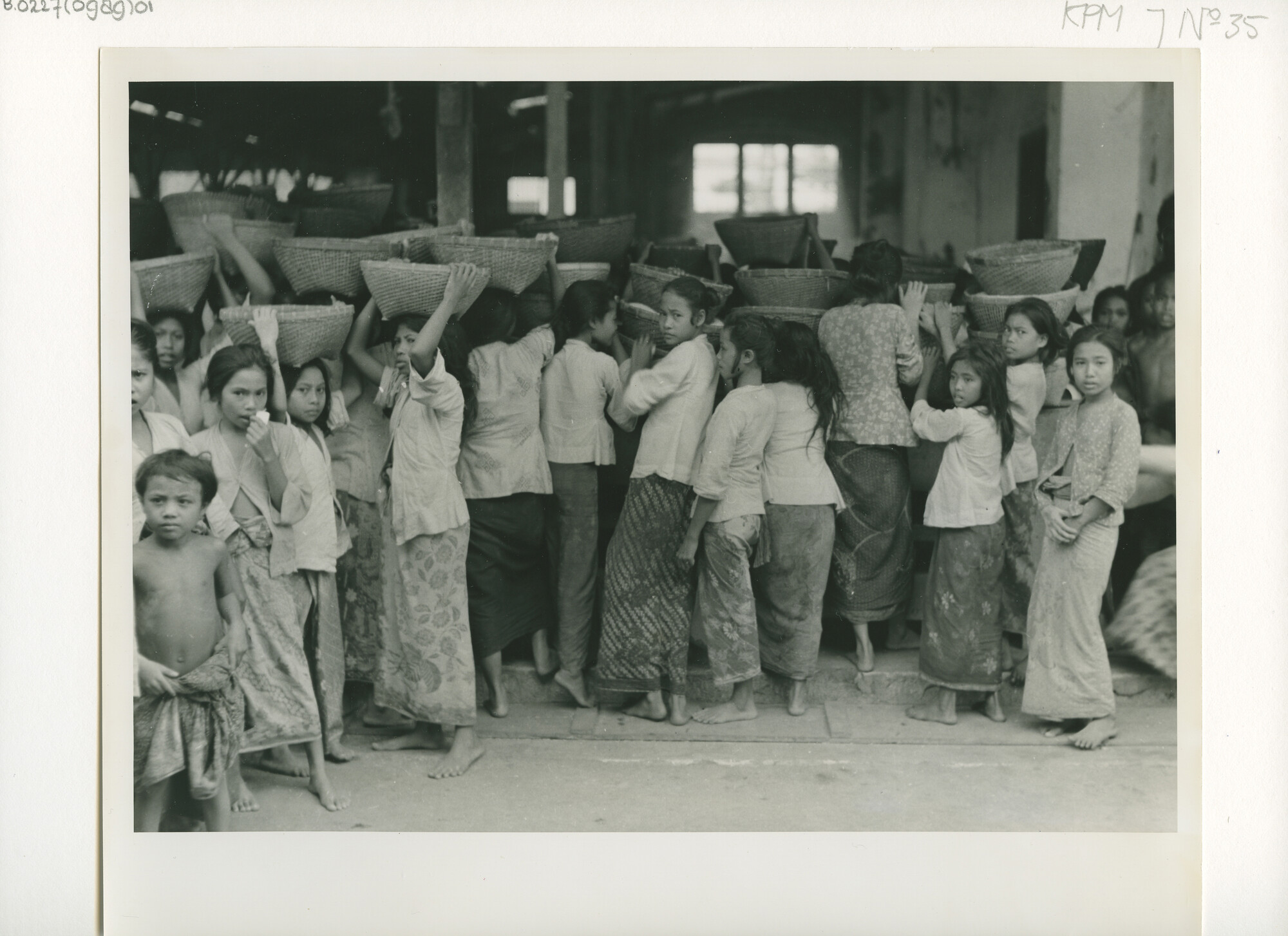 B.0227(0989)01; Foto van een straatgezicht te Ampenan (Westkust Lombok): marktgangers; foto