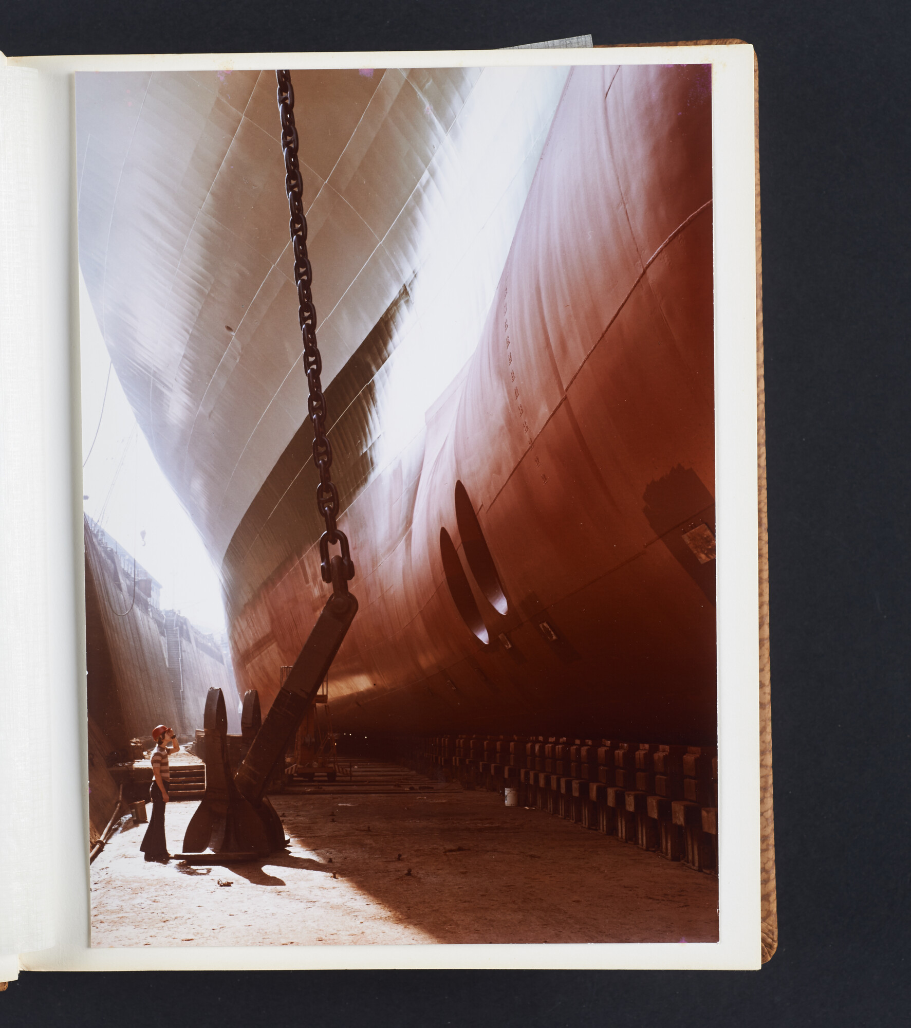 2016.2698; Fotoalbum van de bouw, de naamgeving en overdracht, het interieur en luchtopnamen van ms. Nedlloyd Delft; fotoalbum