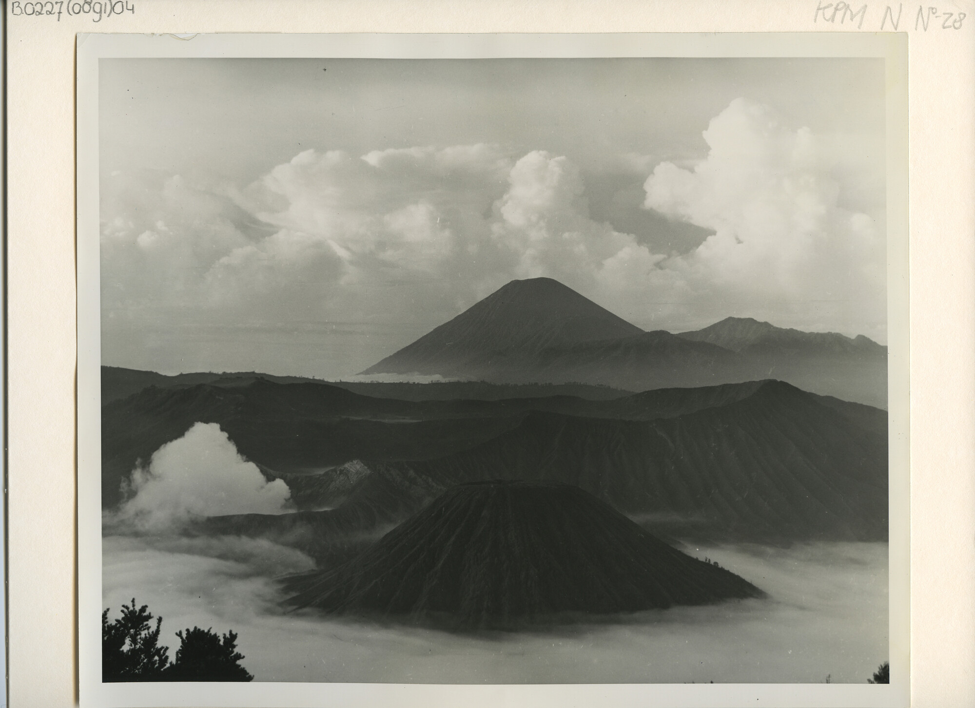 B.0227(0891)04; Landschapsfoto van de vulkaan Bromo (2295 meter hoogte) en omgeving; foto
