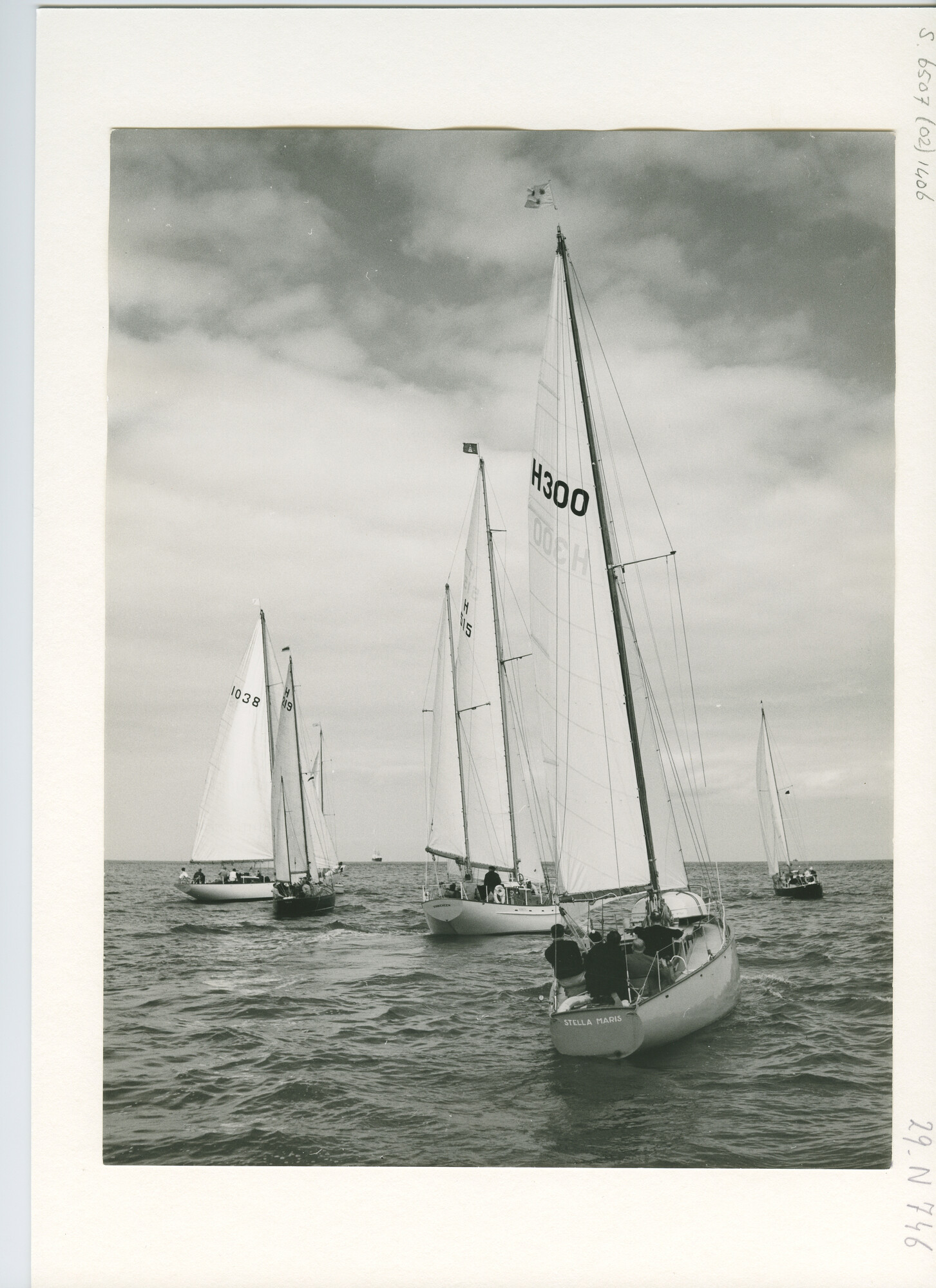S.6507(02)1406.04; Zwart-wit foto van de start van de Hoek van Holland-Harwich-race 1960 bij lichte wind; foto
