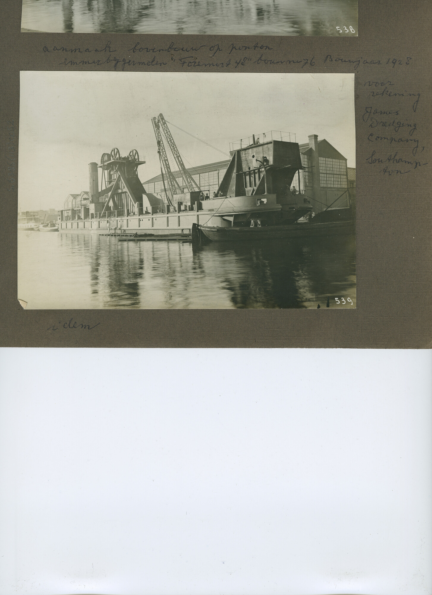 S.6386(113)0052; Foto van aanmaak bovenbouw op ponton emmerbaggermolen, bouwjaar 1928; foto