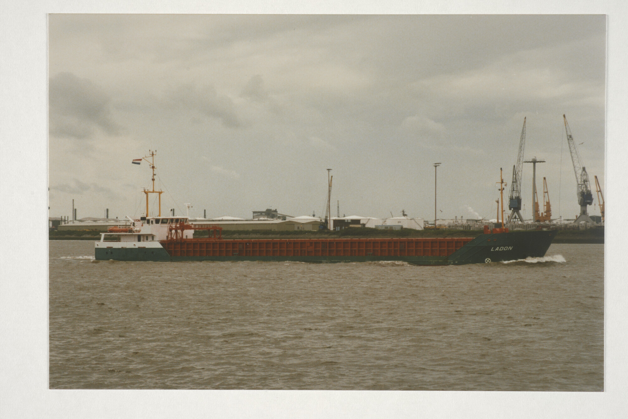 2000.0888; Kleurenfoto van de coaster ms. 'Ladon' van C.V. Scheepvaartonderneming Ladon (Wagenborg Shipping), gebouwd in 1996 bij G. Bijlsma & Zn; foto
