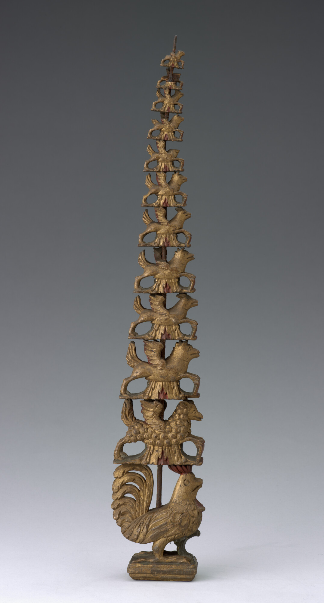 A.0346(01); Mastwortel met twaalf geledingen, in de vorm van een pyramide van dierenfiguren; masttopversiering