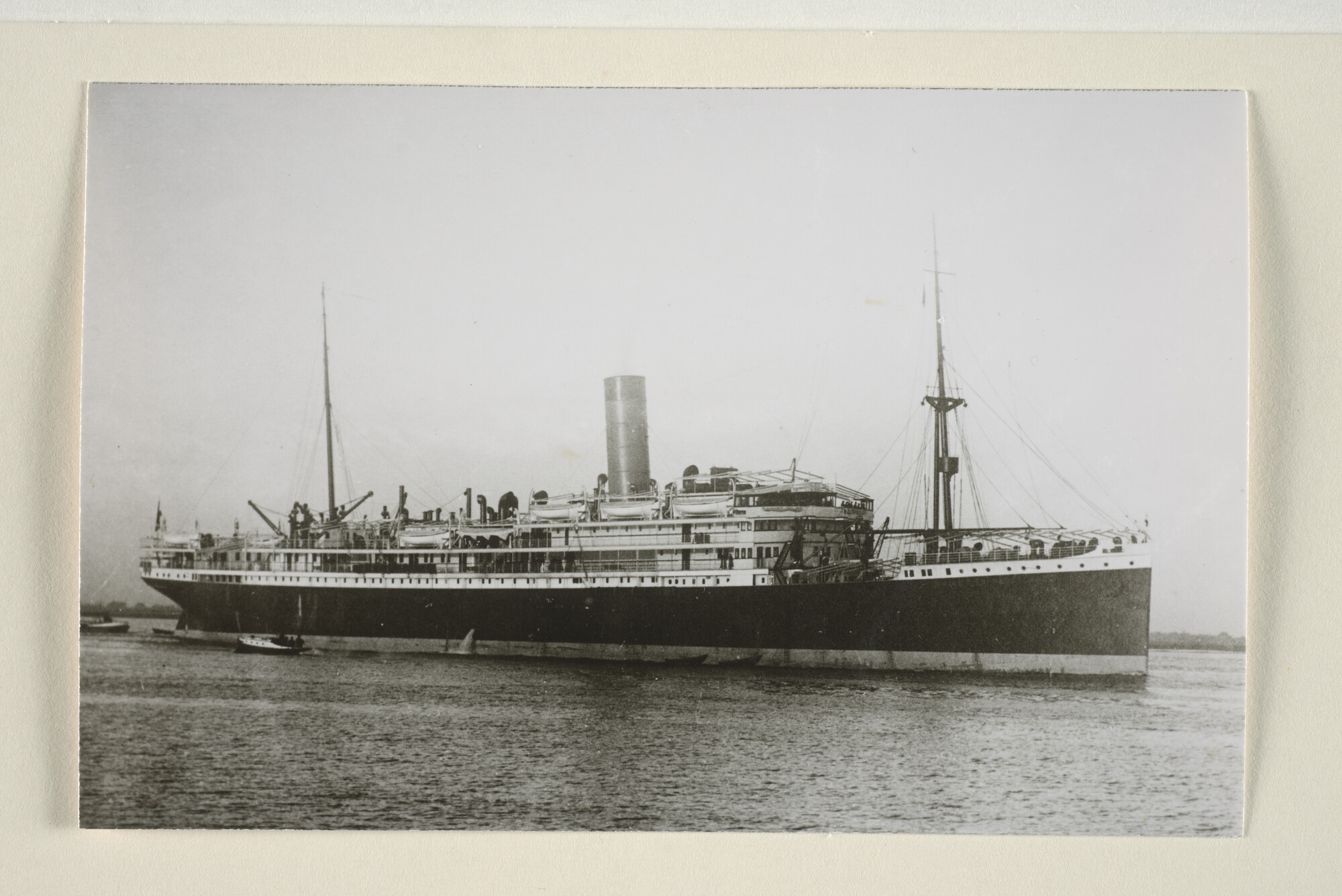 1995.4980; Reproductiefoto's van het vertrek van het mailschip ss. Prins der Nederlanden van de SMN; fotoreportage