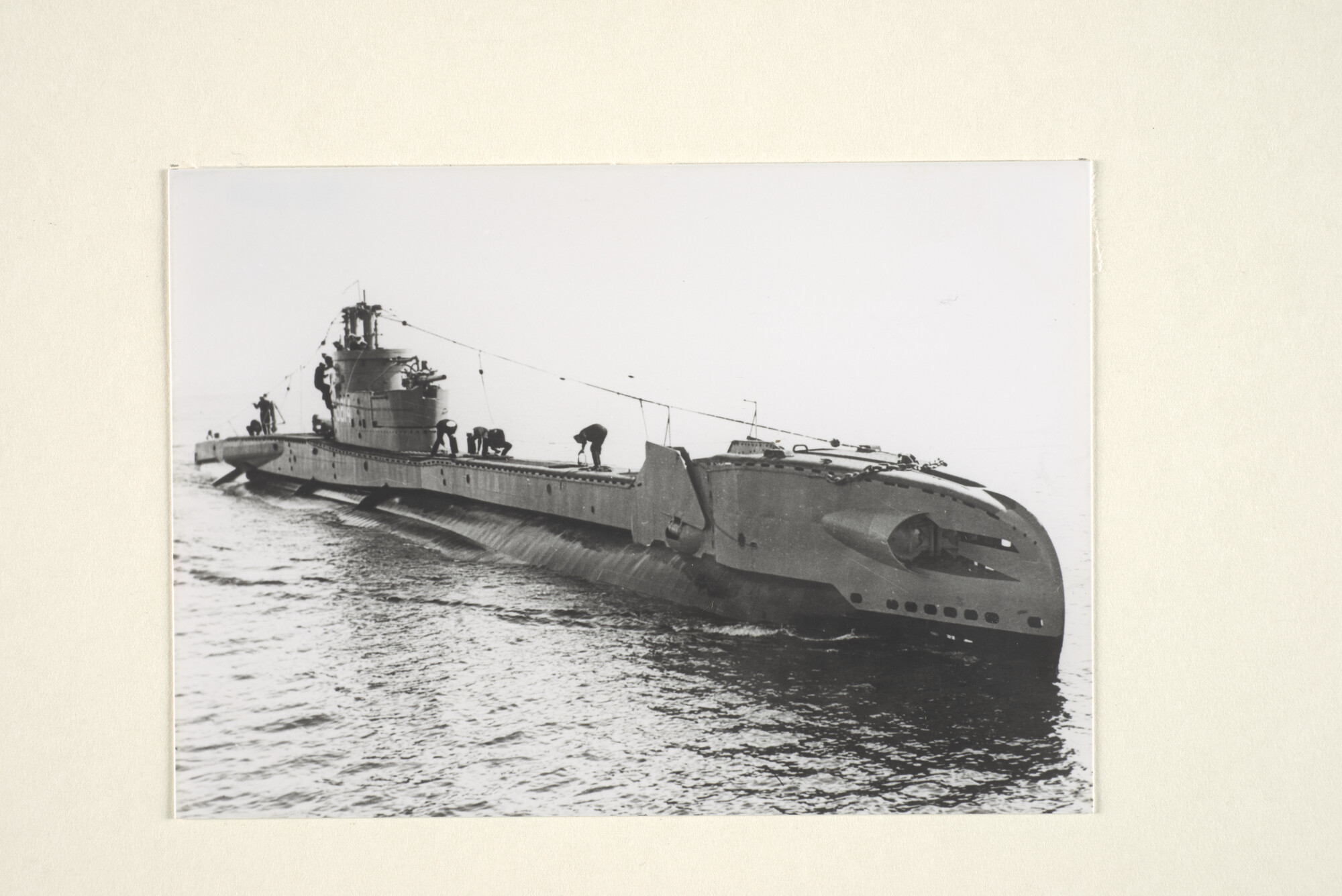 1996.0673; De onderzeeboot Hr.Ms. Zwaardvis bij aankomst in een haven; foto