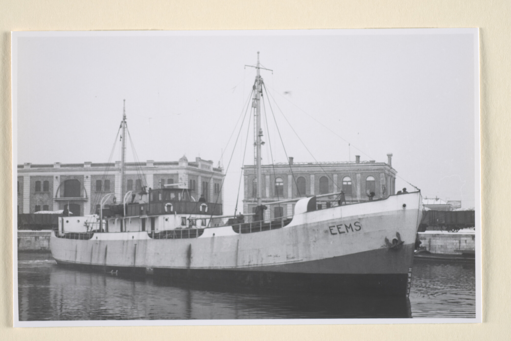 1996.2075; De coaster ms. 'Eems' van C. Bos te Delfzijl vertrek uit de haven van Oostende; foto