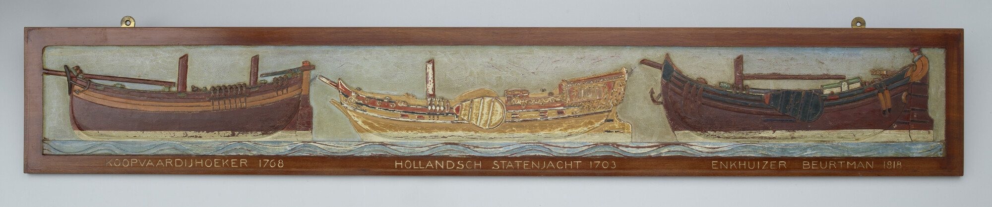 2005.2583; Houten reliëf met drie scheepstypen, afkomstig van de Oranje; scheepssier