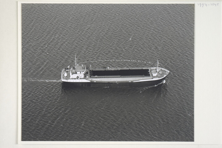 1994.1045; Foto's van bij Scheepswerf Van Goor Monnickendam gebouwde schepen: bouw en proefvaart van de hopper-zuiger 'Pegasus' ev; fotoalbum