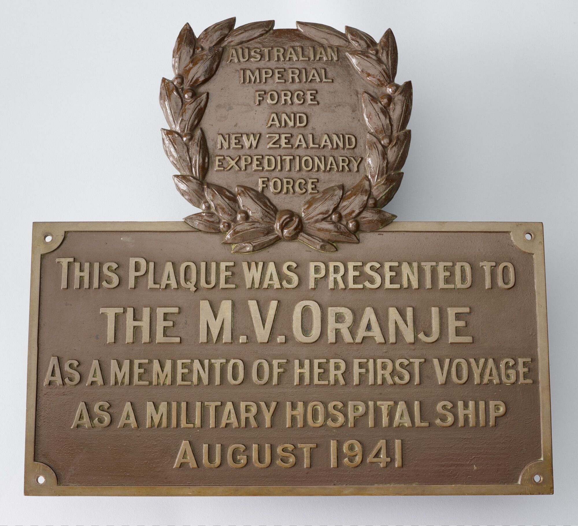 2005.2597; Plaquette ter gelegenheid van de ms. 'Oranje' als hospitaalschip; plaquette