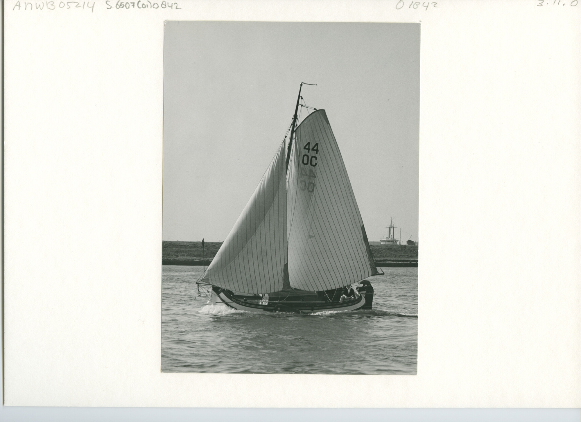 S.6507(01)0842; Foto van de boeier De Kleine Beer (44 OC) aan de wind op de Nieuwe Waterweg; foto