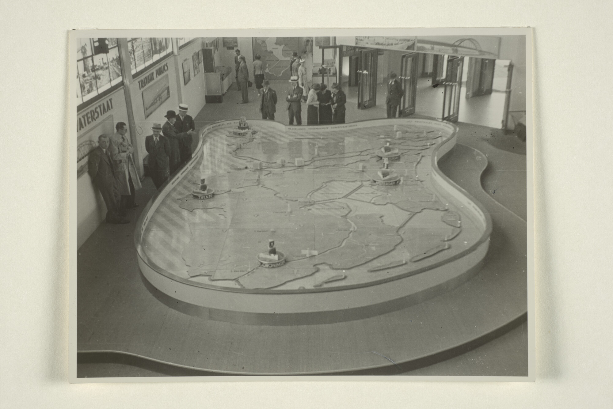 1998.1689; Foto's van de presentatie van de Nederlandse havens in het Paleis van Nederland op de 'Internationale Tentoonstelling' van Luik [...]; fotoreportage