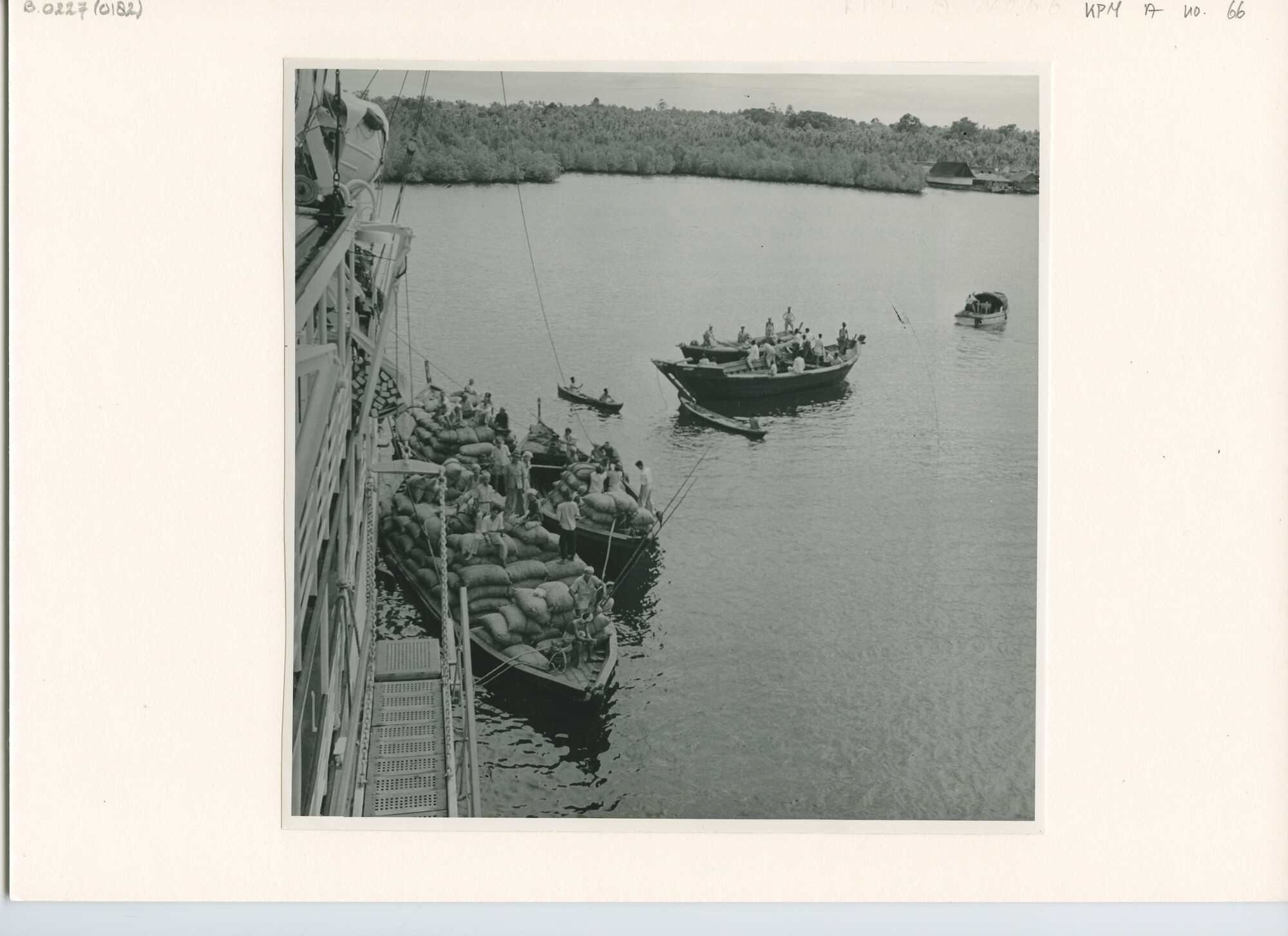 B.0227(0182); Laadboten langszij ms. Karaton; foto