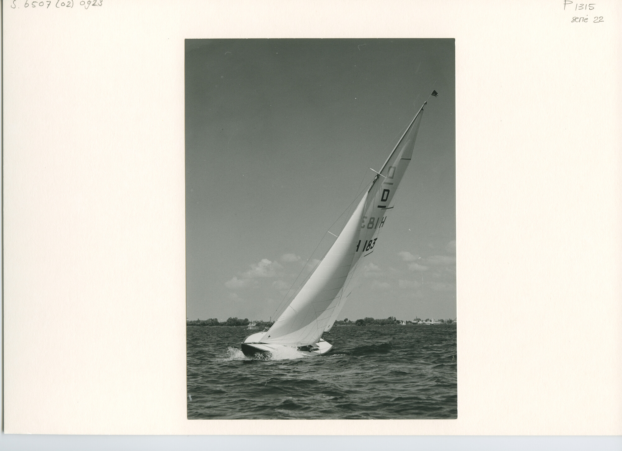 S.6507(02)0923.02; Zwart-wit foto van de Drakenklasse op de Westeinderplassen; foto