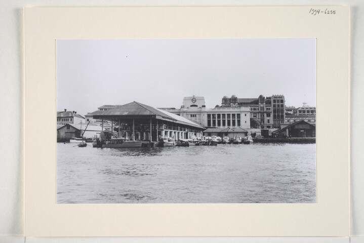 1994.6255; Een deel van de kade in de haven van Colombo; foto