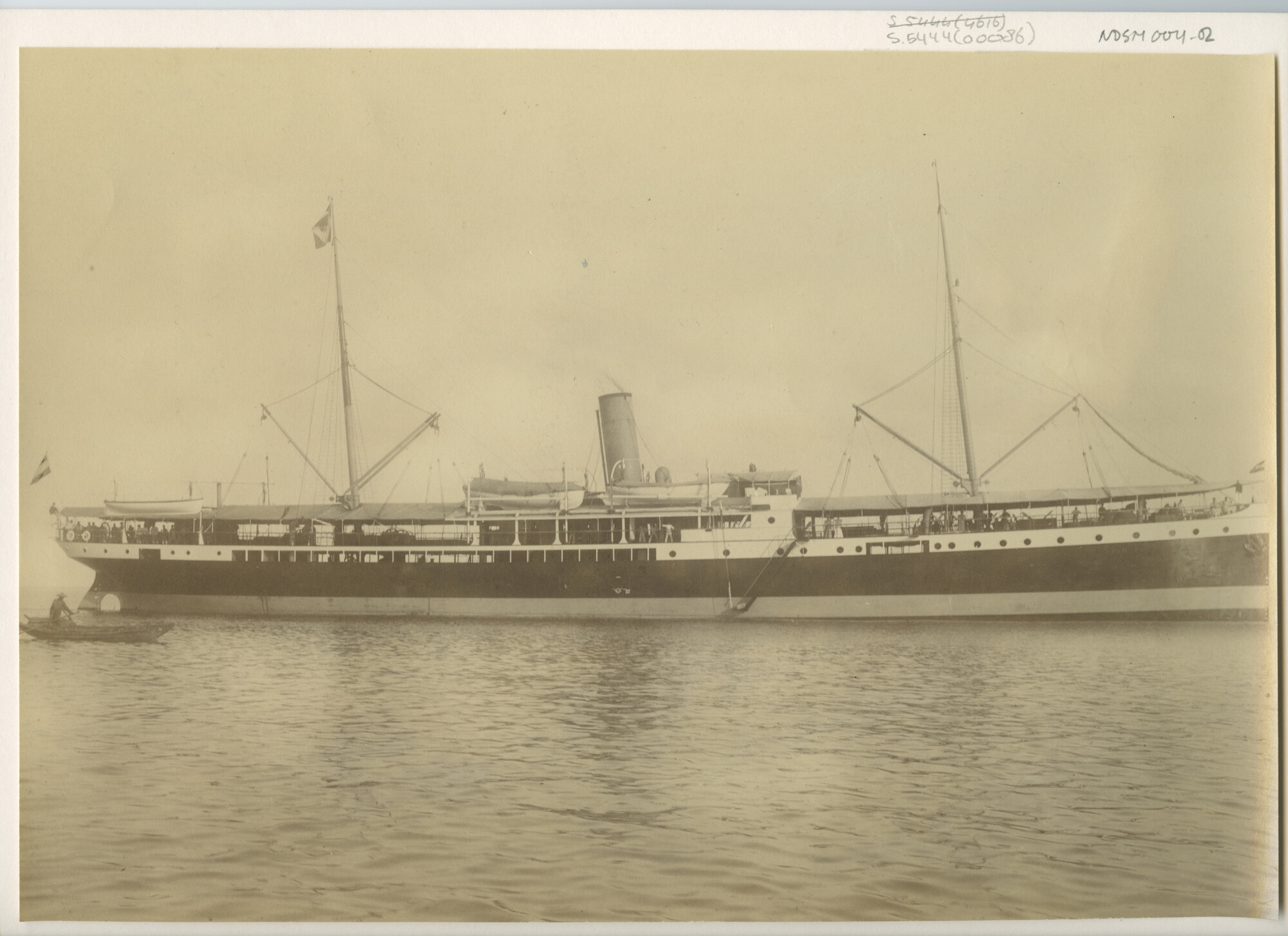 S.5444(0086); Het vracht- en passagiersschip ss. Van Outhoorn van de KPM in Aziatische wateren; foto