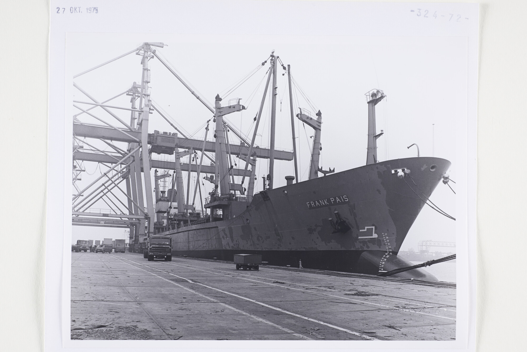 S.5444(5797)01; Foto's van het proefhijsen met containers in de Frank Pais na verbouwing bij de NDSM; foto