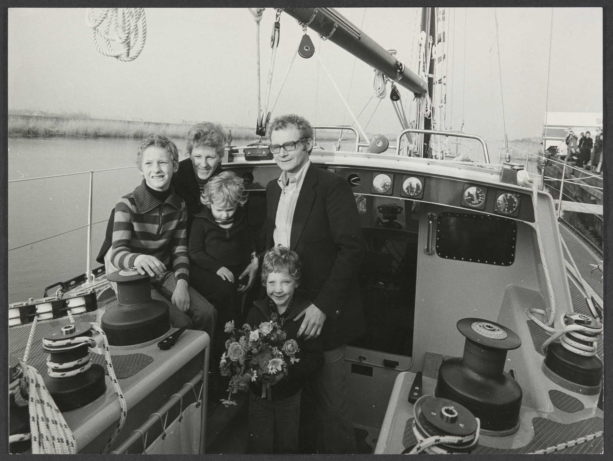 2025.0271; Zwart-wit foto van Gerard Dijkstra met zijn familie aan boord van oceaanracer Bestevær na de Observer Single-Handed Trans-Atlantic Race 1976; foto