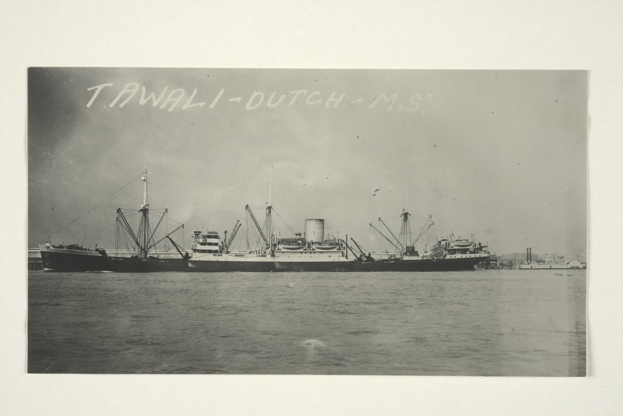 2000.3406; Het vrachtschip ms. Tawali van de SMN, vermoedelijk in een Amerikaanse haven; foto