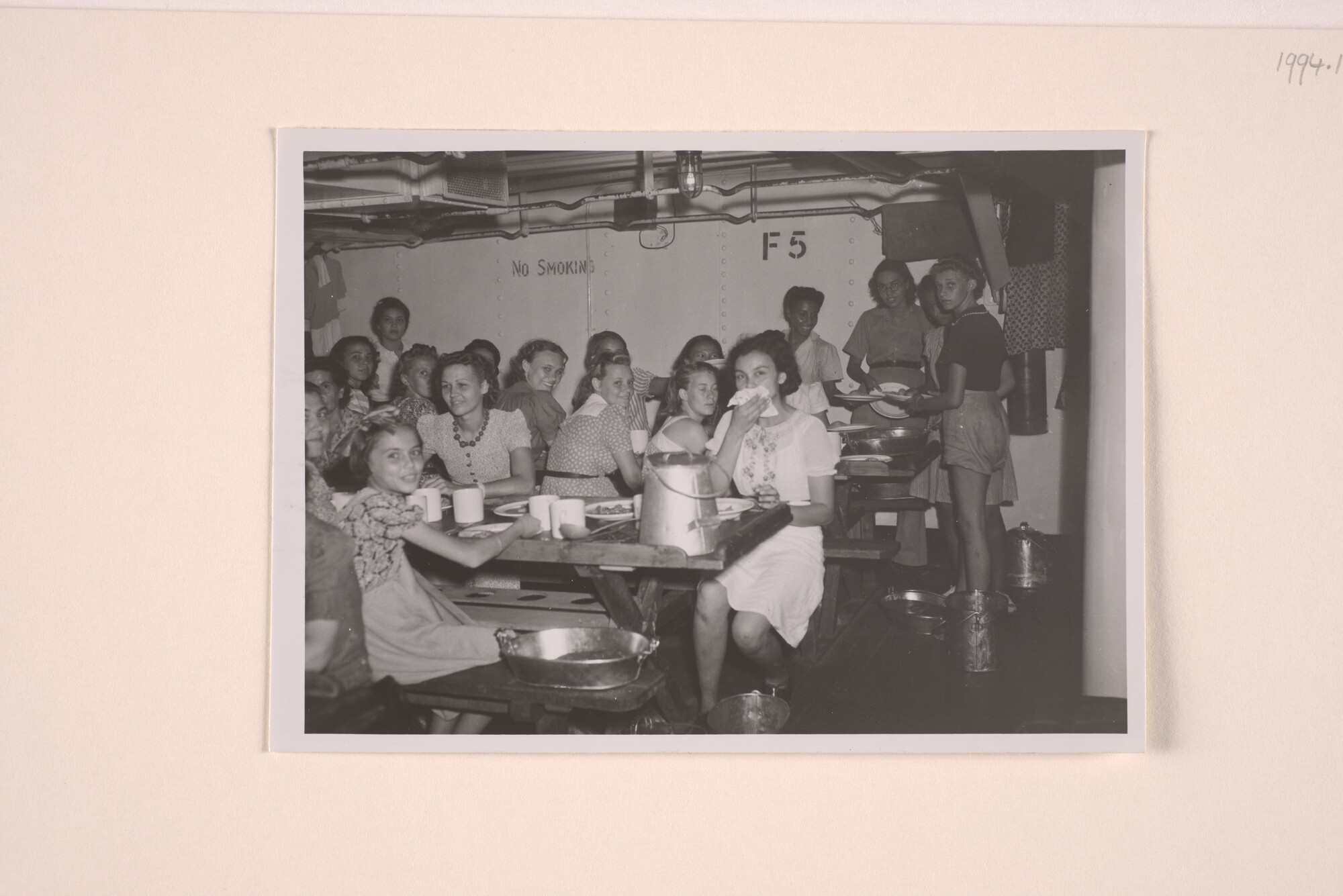 1994.1797; Foto's van Nederlandse evacués uit Java aan boord van het passagiersschip ms. 'Tegelberg' van de KPM; fotoreportage