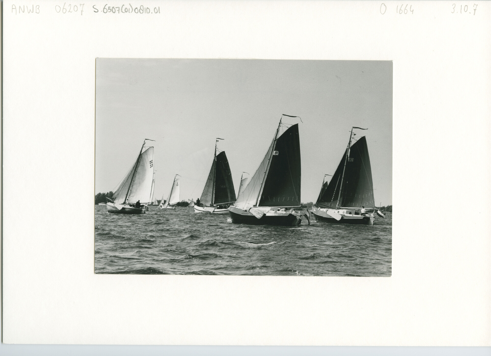 S.6507(01)0810.01; Foto van een wedstrijd voor ronde- en platbodemjachten op de Westeinderplassen; foto