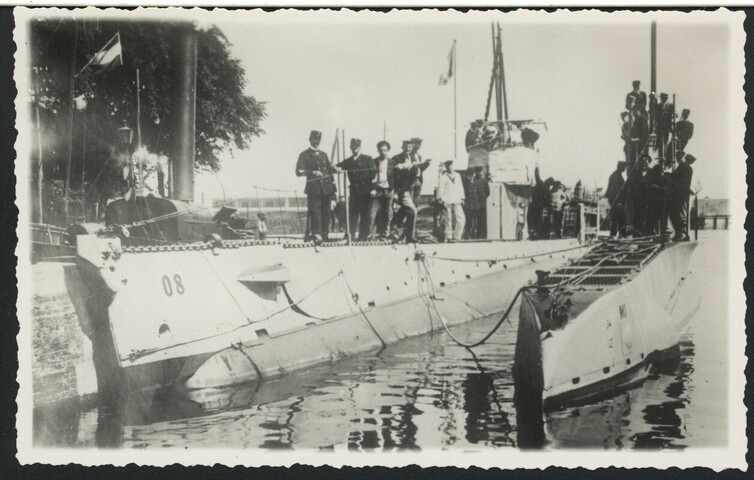 A.2867(01)110; De onderzeeboot Hr.Ms. 'O 8' afgemeerd naast de Hr.Ms. 'M 1' (de voormalige; prentbriefkaart
