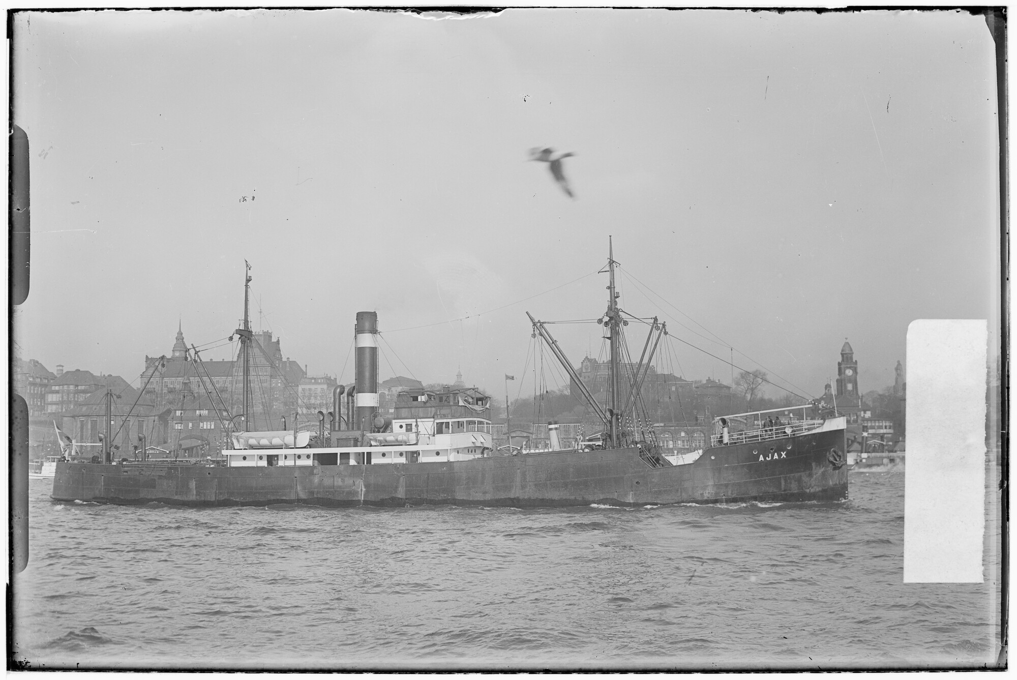 2018.0910; Glasnegatief met scheepsportret van het vrachtschip Ajax (Duits,1923); glasnegatief